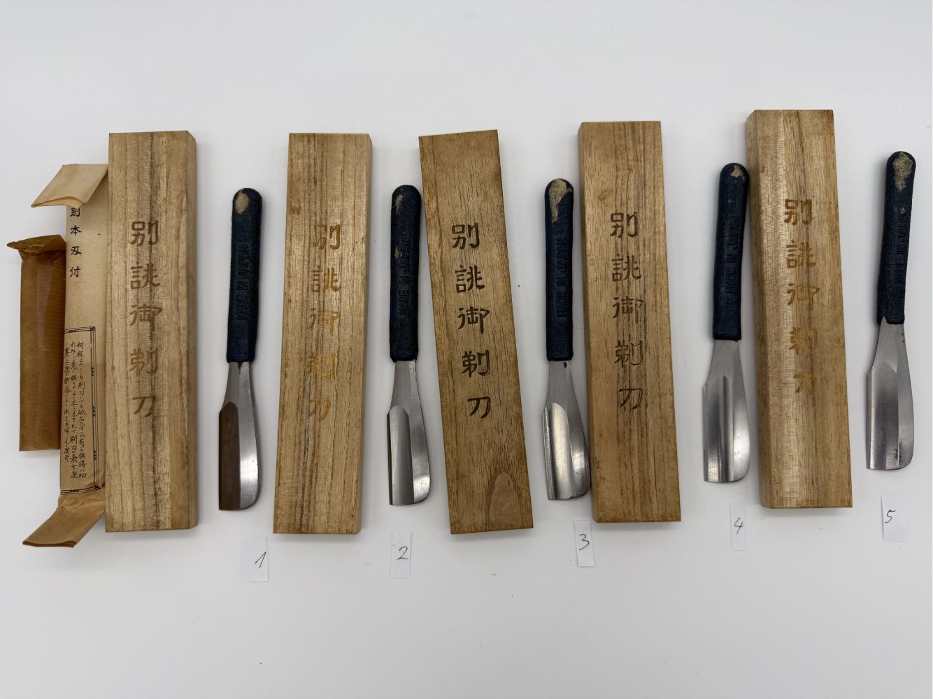 Premium NOS Kamisori Tamahagane in una scatola di pauvlonia