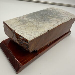 Suita Japoniškas natūralus galandinimo akmuo (finishing whestone) su mediniu stovu