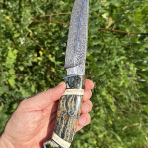 Cuchillo de caza de gama alta „Feathered Nordic“: acero de Damasco en mosaico y fósil de colmillo de mamut