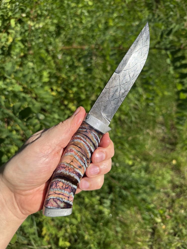 Premium collector's knife – Damascus steel with a handle made of fossilized mammoth tusk